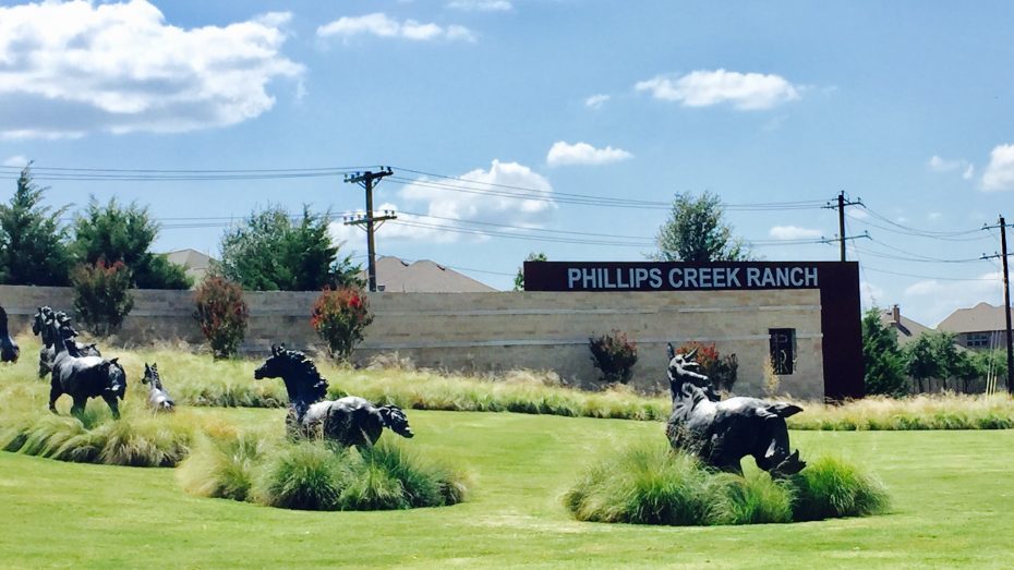 phillips-creek-ranch-frisco-entrance-horses