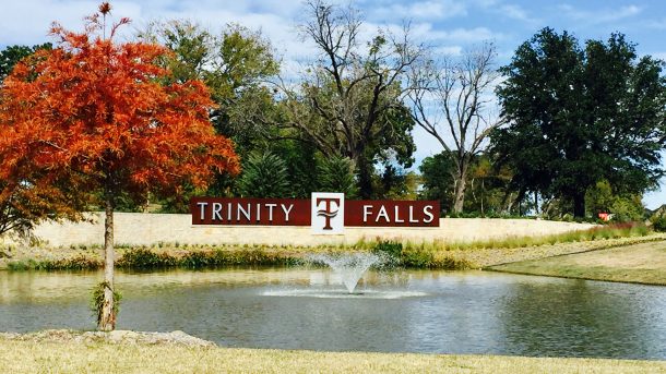 Trinity_Falls_sign_fountain