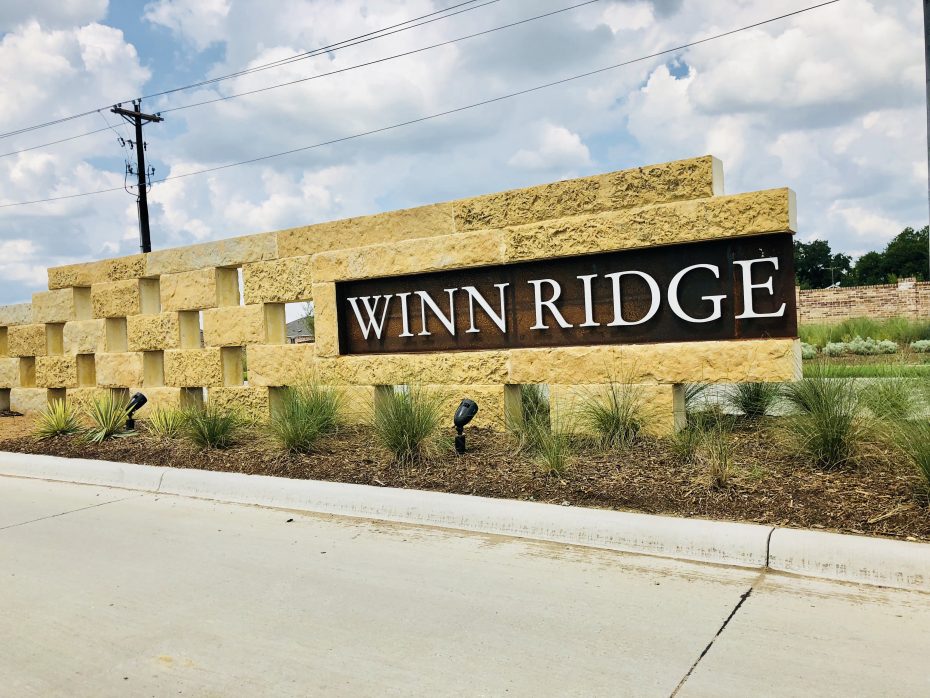 Winn_Ridge_Aubrey_entrance_sign_2