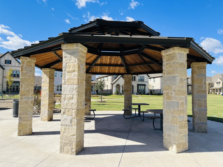The-Retreat-at-Stonebriar-pavilion-picnic-tables